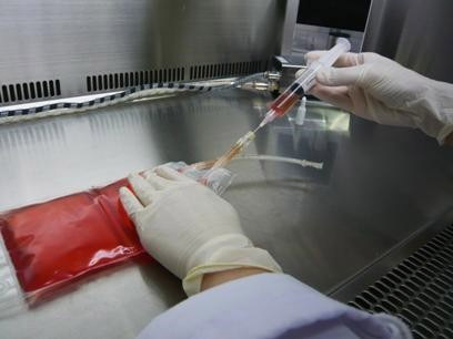 Injecting medium through the syringe port